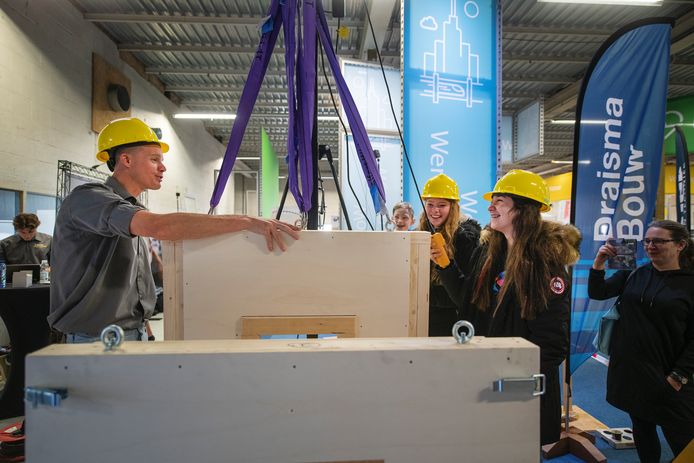 Angelina Swart (l) en Magdalena de Jonge (r) wagen zich onder begeleiding van Bouwmensen aan de bouw van een modulaire woning.