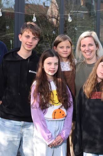 “Pas toen Ninthe zei dat ze levensmoe was, werd er eindelijk naar ons geluisterd”: Evi's dochter kreeg de diagnose autisme 5 jaar te laat