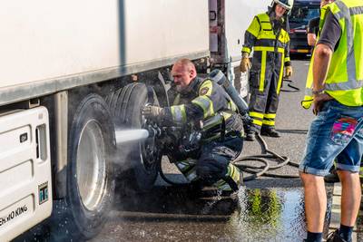 Rokende vrachtwagenrem zorgt voor file op A27 bij Raamsdonkveer