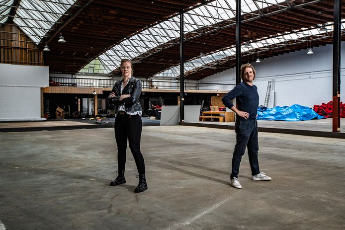 Kelly Hammer in het voormalige Gamma-pand op het Haveneiland, waar Burgerweeshuis een tijdelijk poppodium heeft.