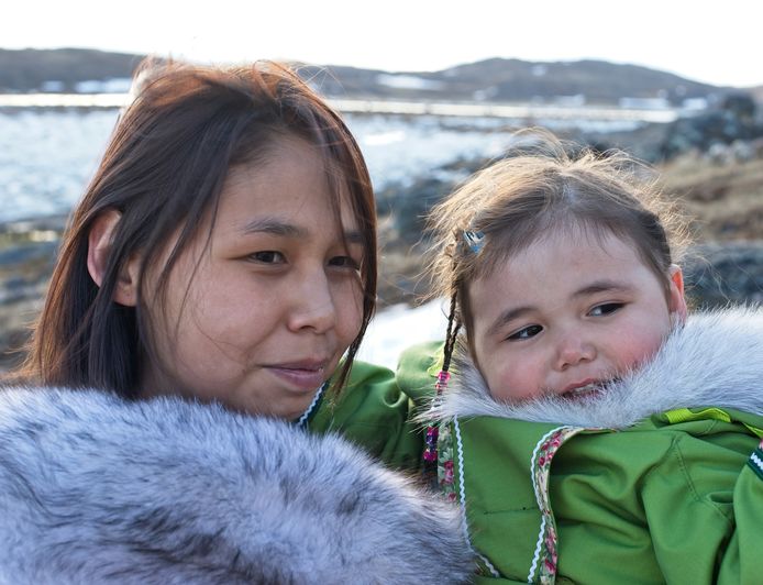 Een inheemse moeder en haar dochter in Canada.