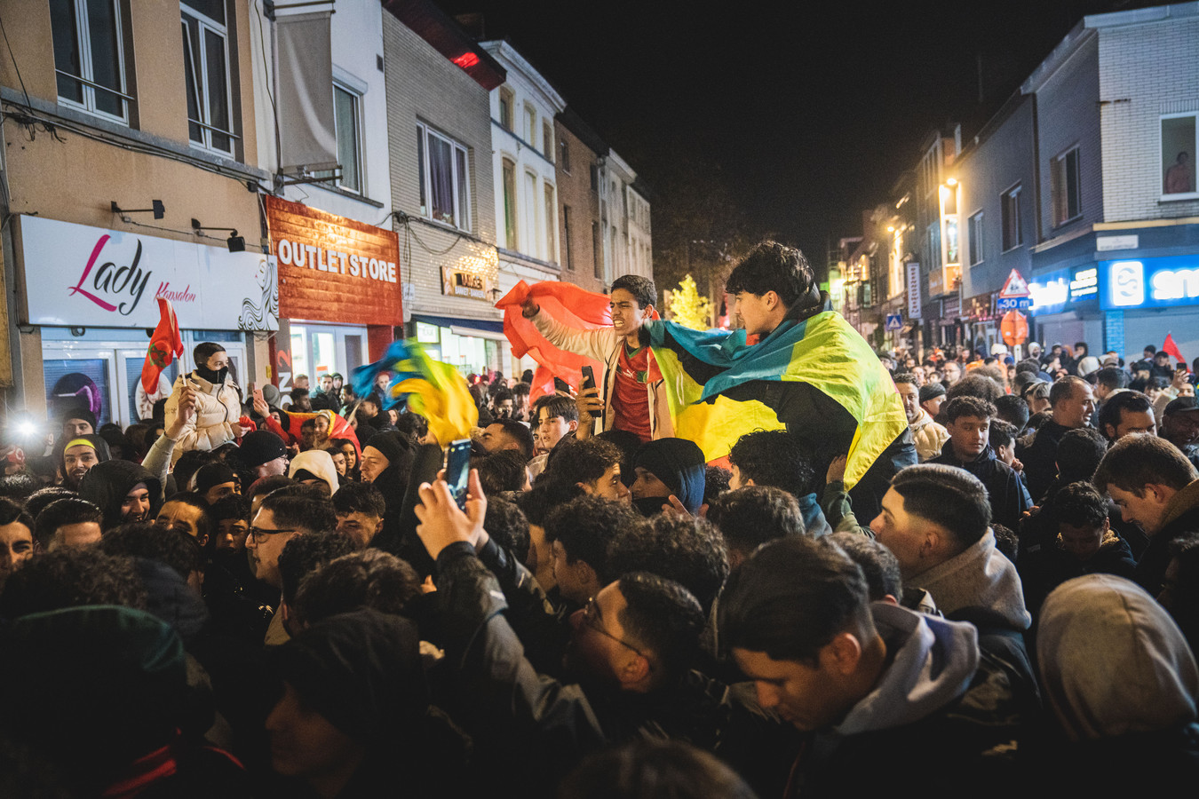 Marokkaanse supporters vieren feest in de Brugse Poort na overwinning tegen Spanje op het WK voetbal