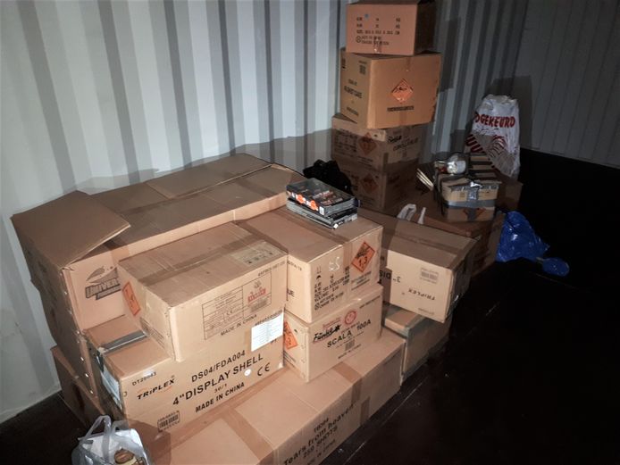 Het gevonden vuurwerk in een container