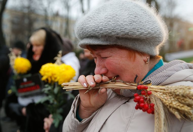 Een Oekraïense vrouw huilt voor de Holodomor-slachtoffers, tijdens een herdenking in Kiev. Beeld EPA