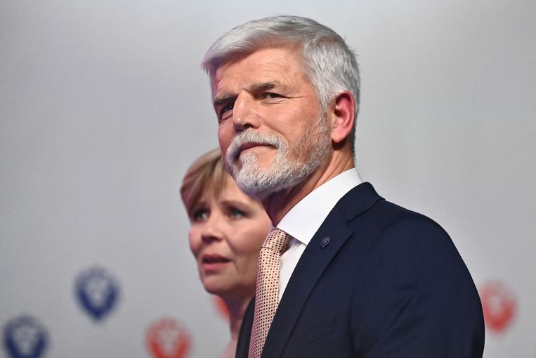 De aankomende Tsjechische president Petr Pavel en zijn vrouw Eva Pavlová op de dag van de verkiezingen.  Beeld AFP
