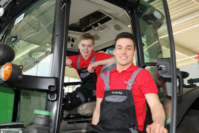 Gijs van Kessel (links) en Sven van Gils (rechts) van Yuverta in Boxtel strijden donderdag en vrijdag tegen elkaar op het NK monteur mobiele werktuigen.
