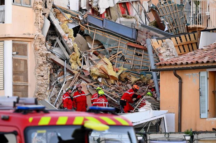 Reddingswerkers zoeken onder het puin naar vermisten nadat een gebouw in het Franse Sanary-sur-Mer instortte na een explosie die tot 8 kilometer verder gehoord werd.