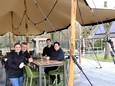 Nicôle van Dun (rechts) met haar man Ruud en kinderen Beau en Dave op het nieuwe terras.