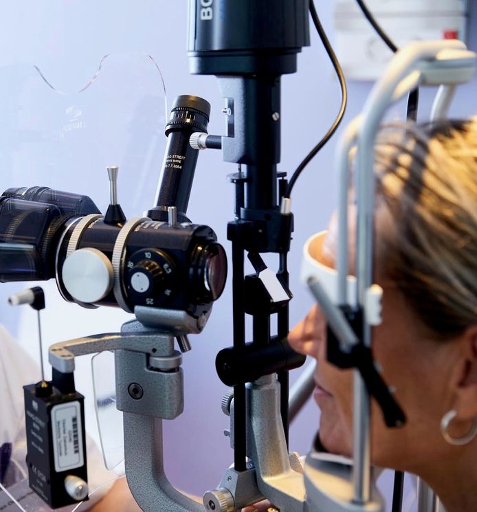 Voor de minder complexe oogziektes- en klachten kunnen mensen in Helmond/de Peel voortaan via de huisarts terecht bij de lokale opticiën/optometrist. Bij twijfel verwijst die direct door naar de oogarts. Het is een maatregel om iets te doen aan de lange wachtlijsten voor oogzorg.