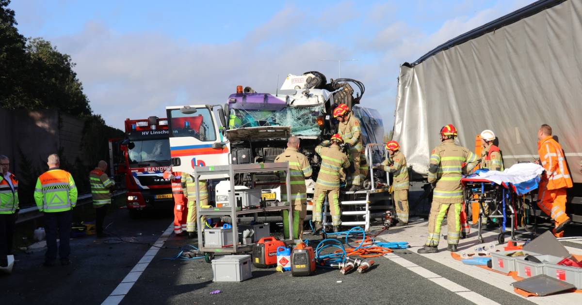 Auto belandt in sloot: baby overleeft ongeluk in Sprang-Capelle.
