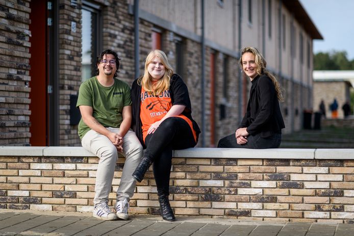 Jordy Kessing en Shannon Buitenhuis voor hun gloednieuwe woning aan de Goudenregenstraat. Die kregen ze veel eerder dan verwacht. Met een beetje hulp van woonconsulent Sigrid Mulder (rechts) van woningcorporatie Welbions.