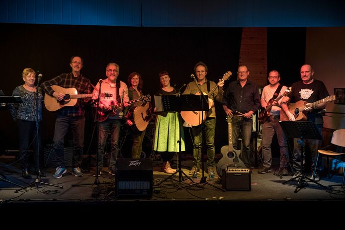 Muziekgroep 't Gespuis oefent voor het optreden  in buurthuis De 3 Gehughten.