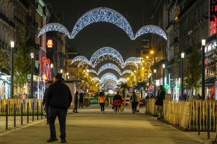 Archiefbeeld van de kerstverlichting in het centrum van Brussel, aan de Anspachlaan.