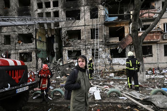 De 18-jarige Maksim Korovii voor de volledig verwoeste flat waar hij met zijn moeder woonde.