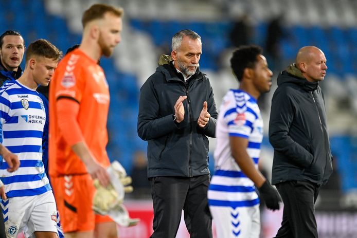 Adrie Poldervaart (midden) na het duel met Telstar. Hij wordt ook tegen NAC Breda vervangen door Richard Roelofsen (rechts).