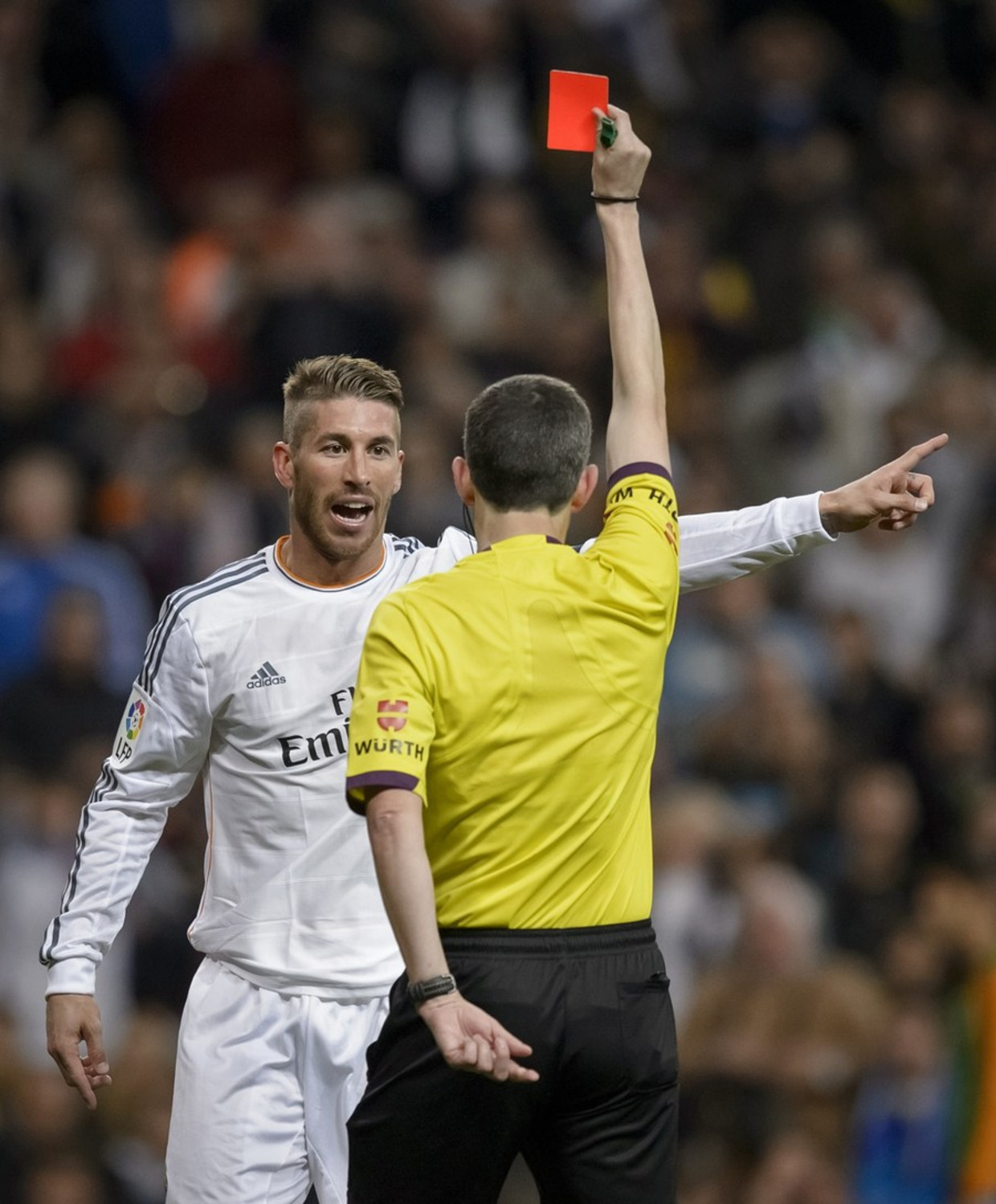 Sergio Ramos krijgt de rode kaart in de wedstrijd tegen Barcelona Beeld afp