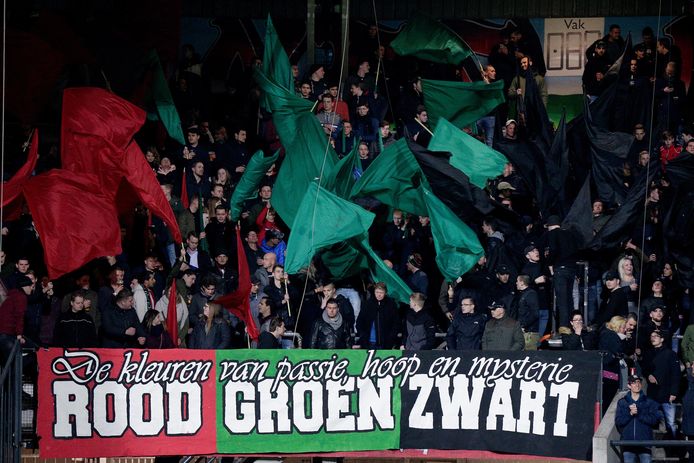 NEC supporters met een spandoek.