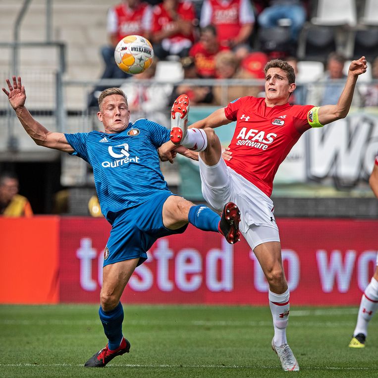 Feyenoorder Jens Toornstra (l) en Guus Til vechten om de bal. Beeld Guus Dubbelman / de Volkskrant