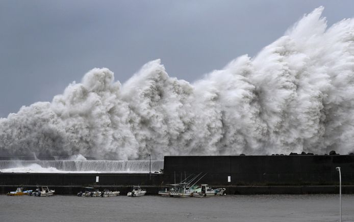 Enorme golven worden door de tyfoon Jebi opgestuwd bij de vissershaven in Aki (Kochi) in het westen van Japan.