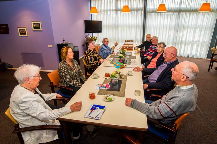 Even koffie aan de grote tafel in het Odensehuis. Gerda van der Velde (tweede van links) nam het initiatief en is gastvrouw.