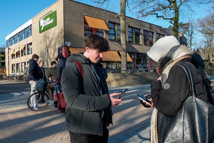 Bij MollerJuvenaat in Bergen op Zoom zijn mobiele telefoons alleen nog maar buiten toegestaan. ,,De handhaving valt reuze mee", zegt rector Jack de Wilde.