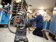 Deze fietsenmaker leert tijdens zijn revalidatie opnieuw de kneepjes van het vak.
