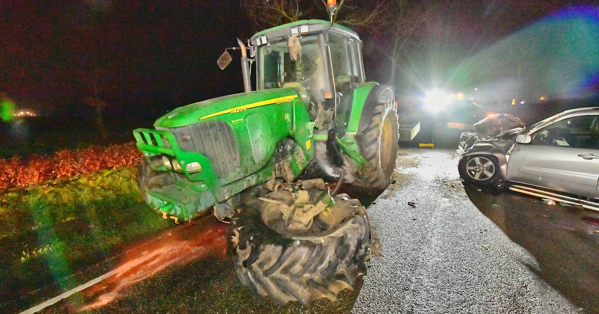 Auto botst frontaal op tractor in Wintelre, man en vrouw gewond