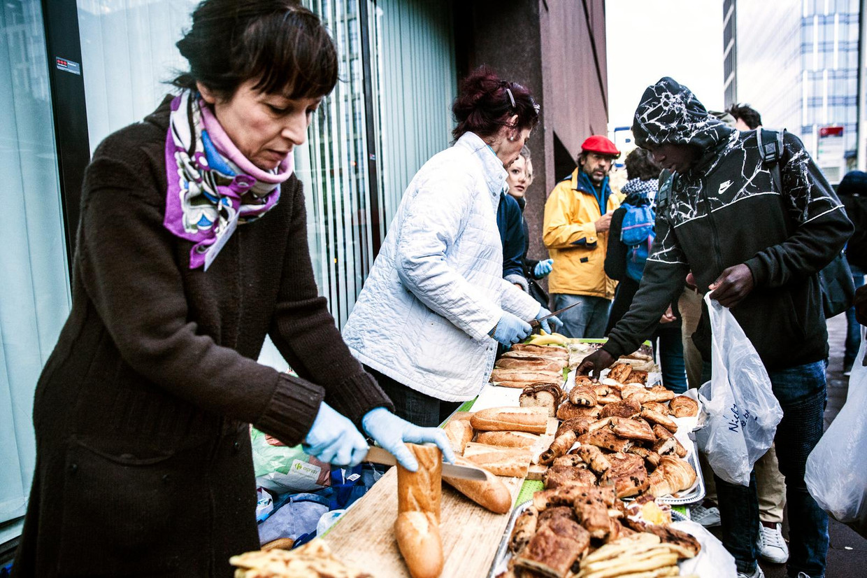 Eten wordt uitgedeeld bij het park Beeld Aurélie Geurts