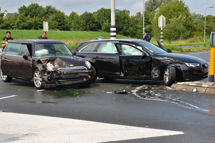Botsing tussen twee auto's in Breda