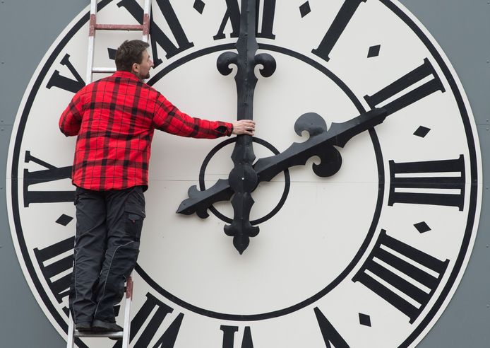 Een man verzet een klok in Duitsland. Foto ter illustratie.