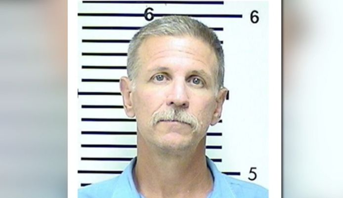 Verdachte David Misch (59) zit al decennia een celstraf uit voor de moord op een vrouw in 1989. Hij wordt  eveneens ervan verdacht in 1986 twee jonge vrouwen om het leven te hebben gebracht.