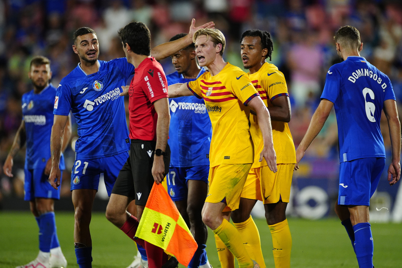 Frustraties bij Frenkie de Jong na valse start FC Barcelona in duel met