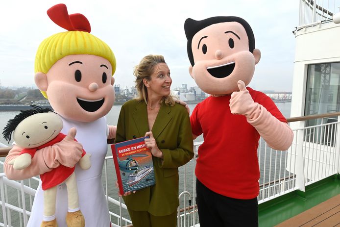 Cath Luyten, de ambassadrice van Mercy Ships, met de Suske en Wiske-figuren aan boord van de Global Mercy.