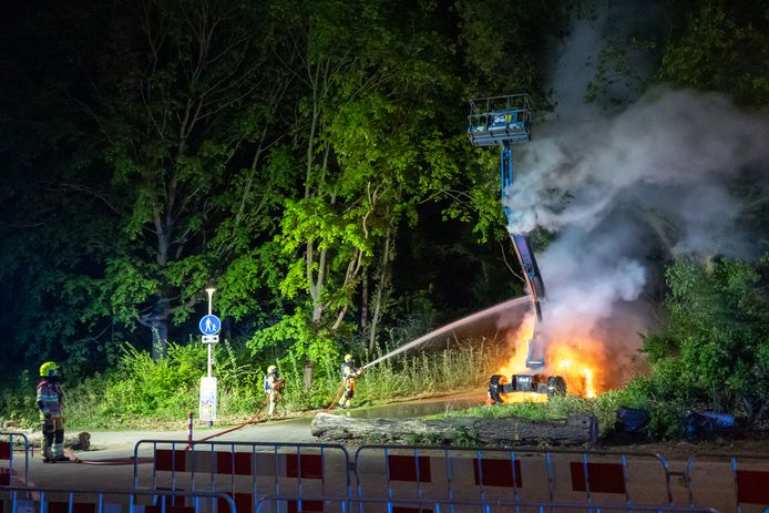 De brandweer blust de hoogwerker die vrijdagochtend door onbekende oorzaak vlam vatte op het Konijnenpad.