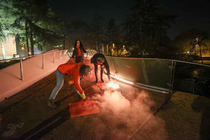 Het bruggetje bij het van Abbemusem kleurt oranje om aandacht te geven aan dag tegen geweld tegen vrouwen.