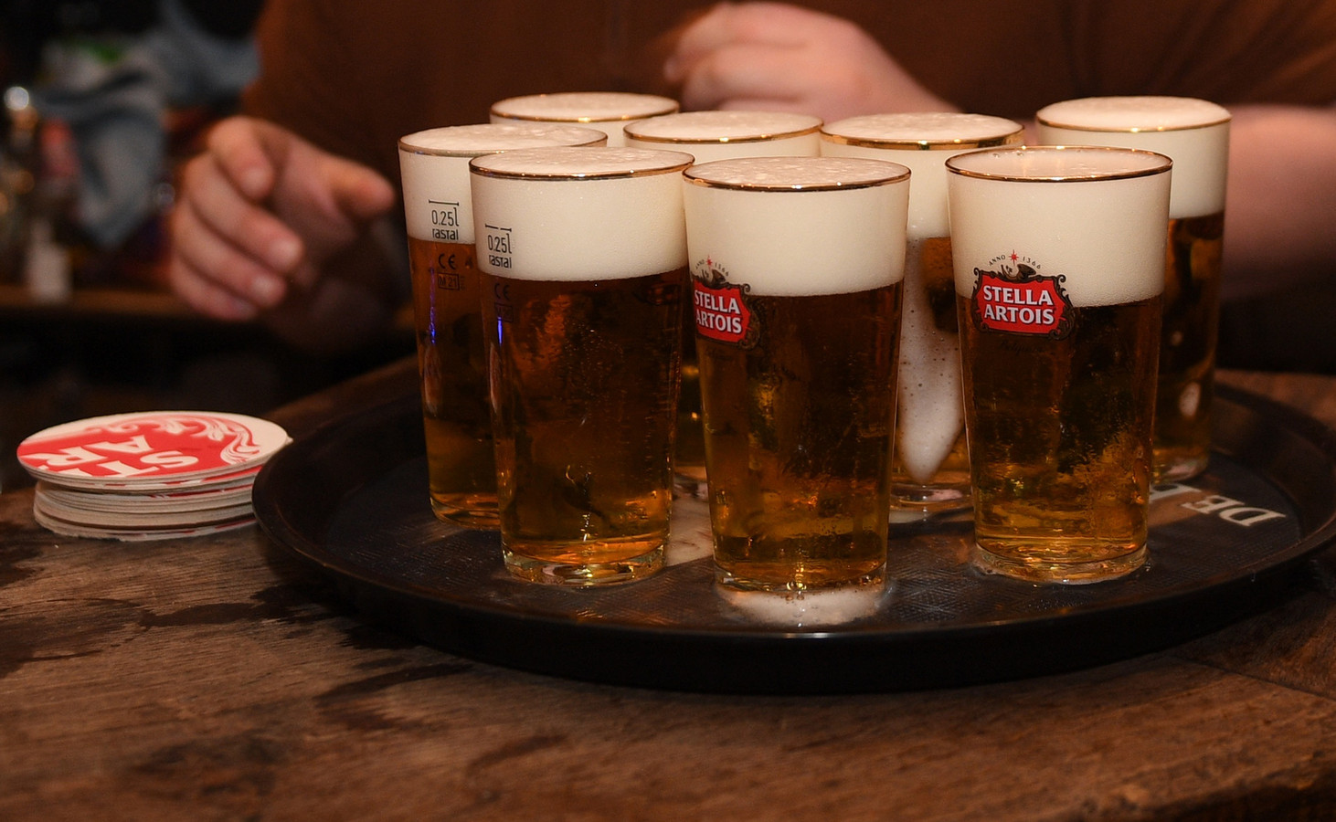Voorzien tank klep Hoeveel glazen gaan er nu écht uit één vat bier? Café-uitbaters getuigen:  “Tappen moet volgens de regels van de kunst en bij elk glas gaat bier  verloren” | Foto | hln.be