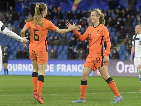 Leeuwinnen zonder sterspeelsters oppermachtig tegen Finland, hoofdrol voor Katja Snoeijs