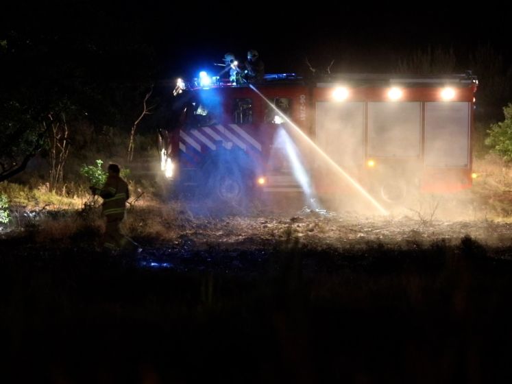 Flinke heidebrand in Kootwijk, brandweer rukt massaal uit