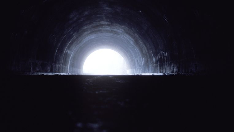 Het licht aan het einde van de tunnel is niet het schijnsel van koplampen |  Trouw