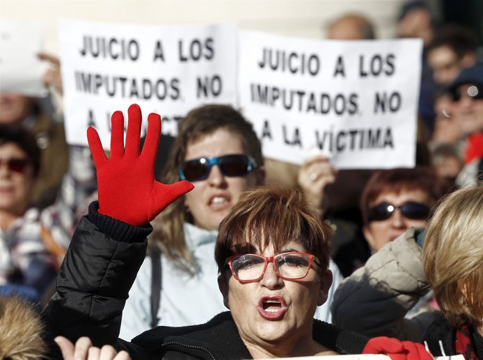'berecht de beschuldigden, niet het slachtoffer', vragen honderden demonstranten aan het gerechtsgebouw van Pamplona.