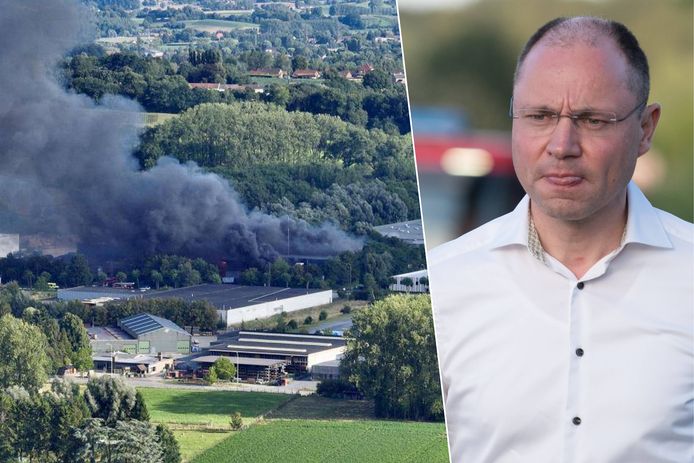 Brand bij afvalverwerker blijft heropflakkeren: “Hou ramen en deuren ...