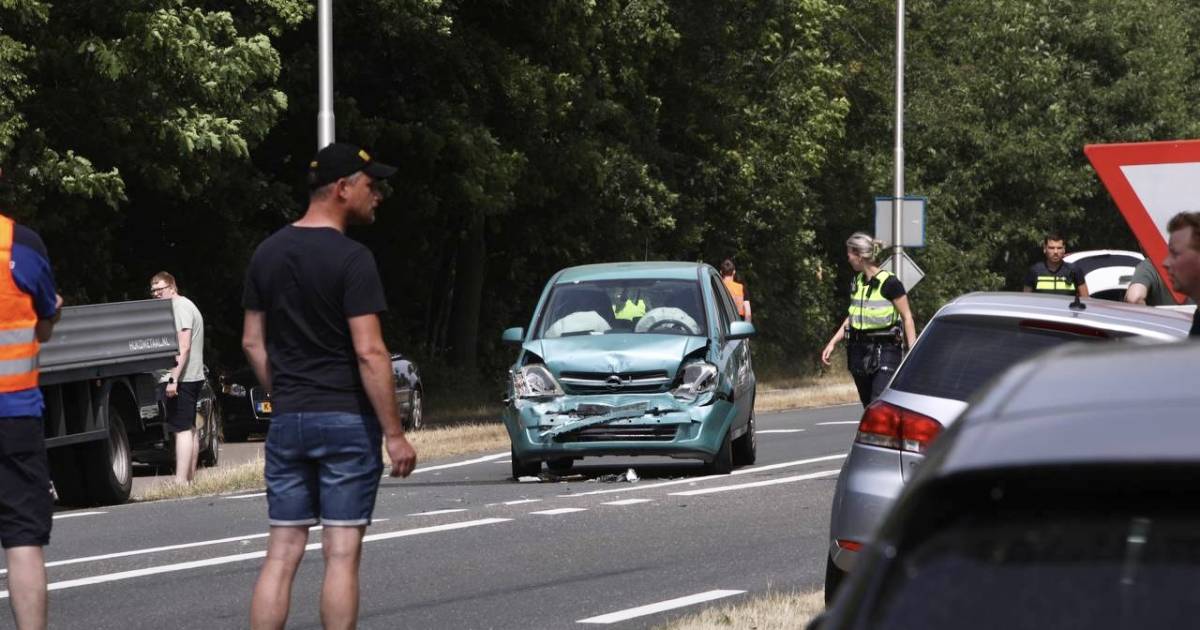 Kamperzeedijk dicht door eenzijdig ongeval, bestuurder naar het ziekenhuis.
