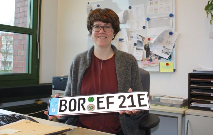 Ruth Weddeling van de toelatingsdienst van de Regio Borken, met een BOR-kenteken dat op E eindigt