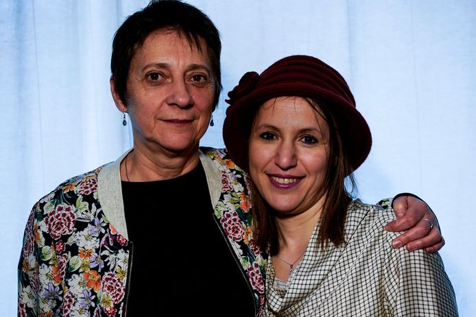 Sophie Pirson (links) en Fatima Ezzarhouni (rechts).