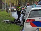 Scooterrijder raakt vast onder auto bij ongeval in Enschede