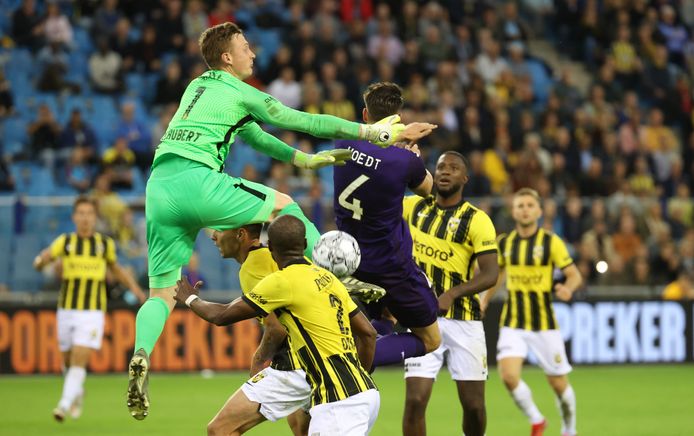 Vitesse-doelman Markus Schubert in een luchtduel met Anderlecht-verdediger Wesley Hoedt.