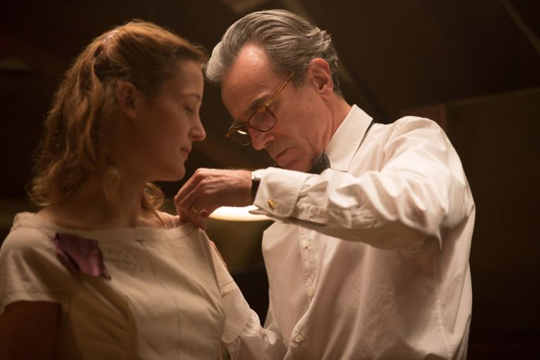 Vicky Krieps en Daniel Day-Lewis in ‘Phantom Thread’ van Paul Thomas Anderson. Beeld 
