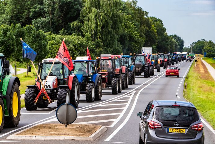 Boeren op de Raalterweg onderweg naar Zwolle bij een eerdere demonstratie.