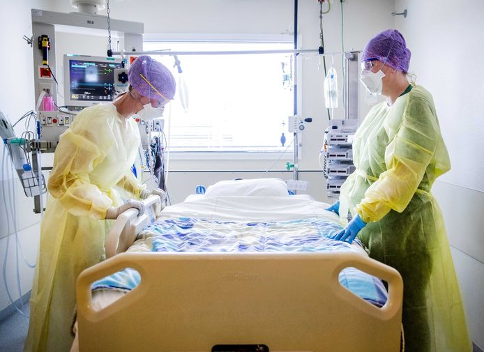 Zorgmedewerksters op de intensive care (IC) van het HMC Westeinde ziekenhuis