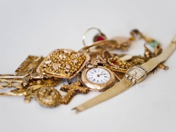Oplichters maken vrouw sieraden in eigen huis afhandig met babbeltruc